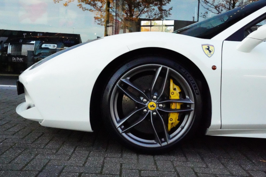 Ferrari 488 3.9 Spider HELE Passenger Display Carbon Lifting