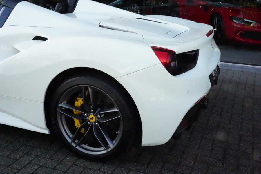 Ferrari 488 3.9 Spider HELE Passenger Display Carbon Lifting