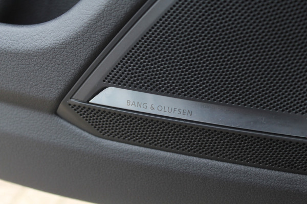 Audi A6 Avant S6 TDI quattro / Trekhaak / Panoramadak / 360Camera / Head-up / Standverwarming / 20'' / Softclose / B&O / RS Seats / Stuur+Stoelverwarming / Dodehoek / DAB / ACC