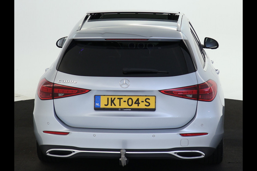 Mercedes-Benz C-Klasse Estate 300 e AMG Plug-In Hybride Panorama Schuif-Kanteldak | Trekhaak | Digital Light | 360° camera | Easy Pack Achterklep | Apple CarPlay. Inclusief 24 maanden MB Certified garantie voor Europa.
