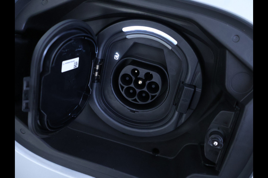 Mercedes-Benz C-Klasse Estate 300 e AMG Plug-In Hybride Panorama Schuif-Kanteldak | Trekhaak | Digital Light | 360° camera | Easy Pack Achterklep | Apple CarPlay. Inclusief 24 maanden MB Certified garantie voor Europa.