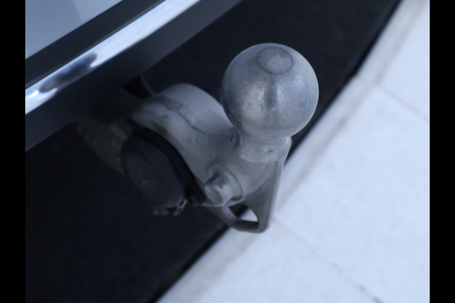 Mercedes-Benz C-Klasse Estate 300 e AMG Plug-In Hybride Panorama Schuif-Kanteldak | Trekhaak | Digital Light | 360° camera | Easy Pack Achterklep | Apple CarPlay. Inclusief 24 maanden MB Certified garantie voor Europa.