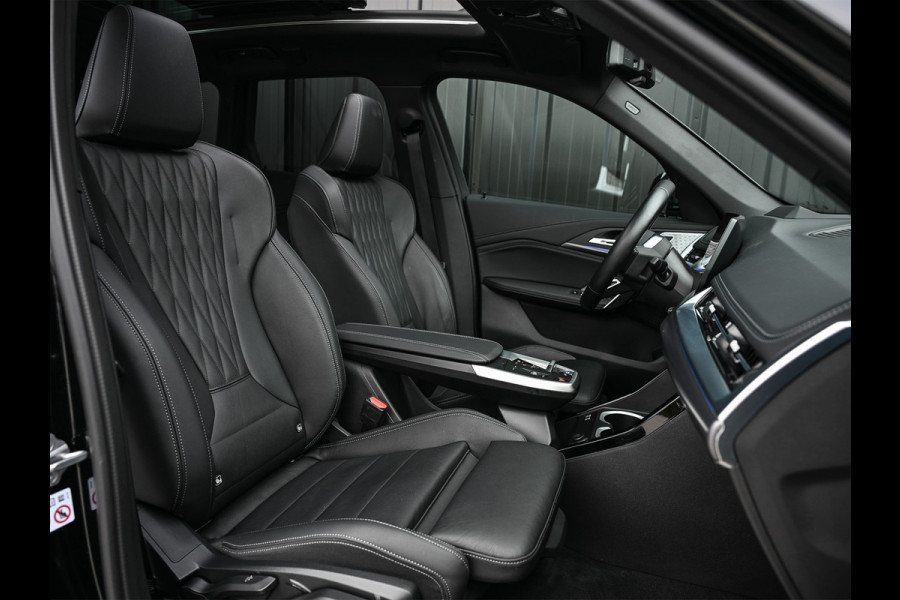 BMW iX1 XDRIVE 30 LAUNCH EDITION 67 kWh | M-SPORT | NL-AUTO | COMFORT ACCESS | PANORAMADAK | 360 CAMERA | HARMAN/KARDON | HEAD-UP | VIRT