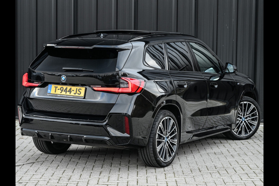 BMW iX1 XDRIVE 30 LAUNCH EDITION 67 kWh | M-SPORT | NL-AUTO | COMFORT ACCESS | PANORAMADAK | 360 CAMERA | HARMAN/KARDON | HEAD-UP | VIRT