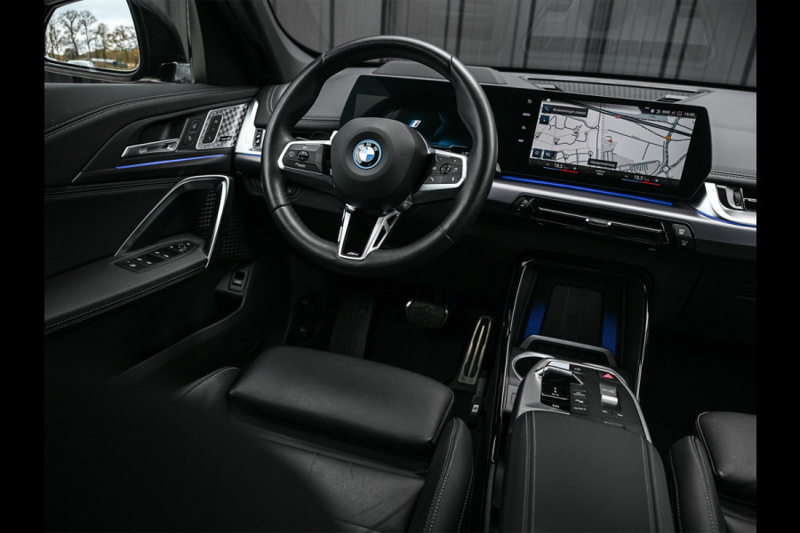BMW iX1 XDRIVE 30 LAUNCH EDITION 67 kWh | M-SPORT | NL-AUTO | COMFORT ACCESS | PANORAMADAK | 360 CAMERA | HARMAN/KARDON | HEAD-UP | VIRT
