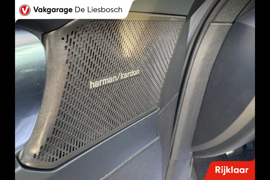 Volvo XC40 1.5 T4 Plug-in hybrid Plus Dark / Panorama-dak / Harman-Kardon / camera / stuur en stoel verwarming