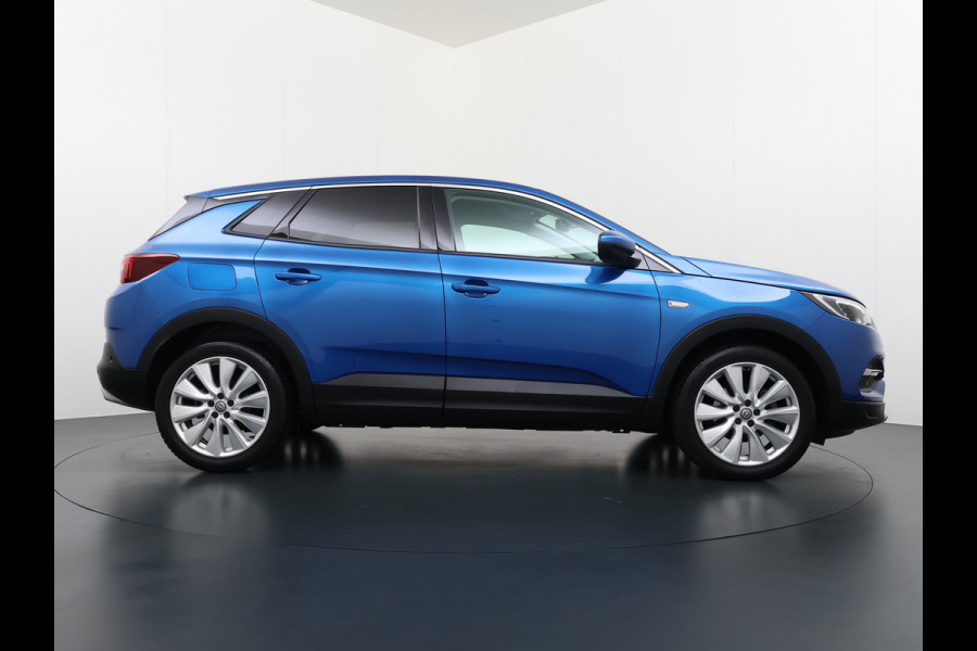 Opel Grandland X T131pk Navi Trekhaak Executive Dual-Ecc Apple Carplay Android PDC-a+v Park-Assist Distr.-Riem bij 61.000km vervangen Chroompakket Priv.Glass Volledig dealer onderhouden, laatste beurt bij 61.000km 1400kg trekvermogen.  EURO6