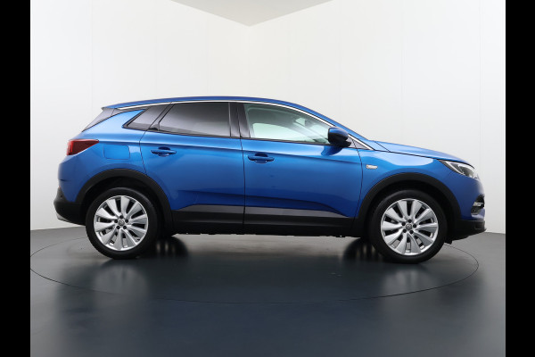 Opel Grandland X T131pk Navi Trekhaak Executive Dual-Ecc Apple Carplay Android PDC-a+v Park-Assist Distr.-Riem bij 61.000km vervangen Chroompakket Priv.Glass Volledig dealer onderhouden, laatste beurt bij 61.000km 1400kg trekvermogen.  EURO6