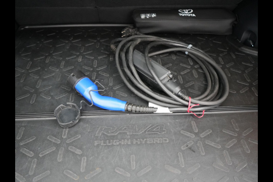 Toyota RAV4 2.5 Plug-in Hybrid AWD Dynamic 306pk Dealer O.H PHEV | Adaptive Cruise | Trekhaak | Sportstoelen Verwarmd | Camera | Apple Carplay | 18"L.M | Keyless | Stuurverwarming | Navigatie |