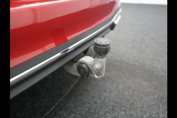 Mercedes-Benz C-Klasse Estate 300 e AMG Line Plug In Hybrid 313pk Dealer O.H PHEV | Trekhaak af Fabriek | Adaptive Cruise | 360 Camera | Digital LED | Burmester Soundsystem | Alcantara Sportstoelen Verwarmd | Sfeerverlichting | Keyless |