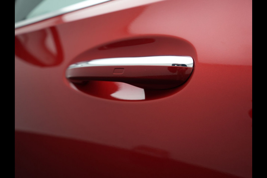 Mercedes-Benz C-Klasse Estate 300 e AMG Line Plug In Hybrid 313pk Dealer O.H PHEV | Trekhaak af Fabriek | Adaptive Cruise | 360 Camera | Digital LED | Burmester Soundsystem | Alcantara Sportstoelen Verwarmd | Sfeerverlichting | Keyless |