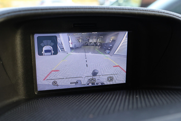 Ford Transit Custom 290 2.0 TDCI 170 PK L2H1 Limited | Standkachel | Navigatie | Stoelverwarming | Camera | Cruise control | Trekhaak | NAP Logisch | Dakdragers | Airco | 3-Zitter