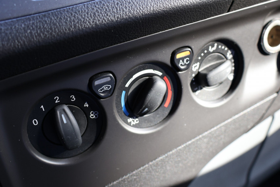 Ford Transit Custom 290 2.0 TDCI 170 PK L2H1 Limited | Standkachel | Navigatie | Stoelverwarming | Camera | Cruise control | Trekhaak | NAP Logisch | Dakdragers | Airco | 3-Zitter
