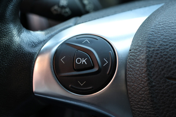 Ford Transit Custom 290 2.0 TDCI 170 PK L2H1 Limited | Standkachel | Navigatie | Stoelverwarming | Camera | Cruise control | Trekhaak | NAP Logisch | Dakdragers | Airco | 3-Zitter