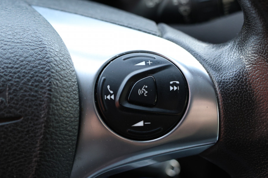 Ford Transit Custom 290 2.0 TDCI 170 PK L2H1 Limited | Standkachel | Navigatie | Stoelverwarming | Camera | Cruise control | Trekhaak | NAP Logisch | Dakdragers | Airco | 3-Zitter