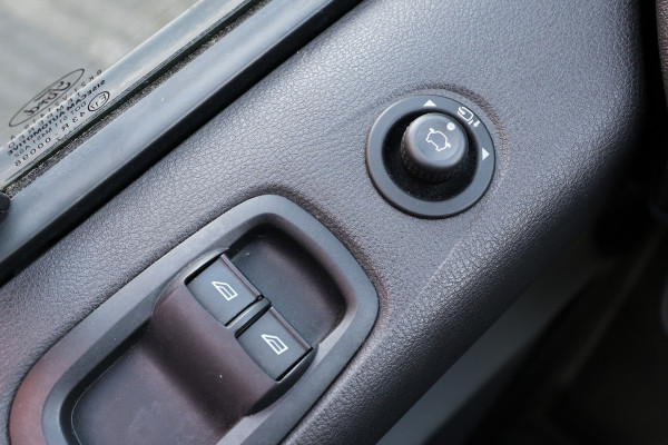 Ford Transit Custom 290 2.0 TDCI 170 PK L2H1 Limited | Standkachel | Navigatie | Stoelverwarming | Camera | Cruise control | Trekhaak | NAP Logisch | Dakdragers | Airco | 3-Zitter