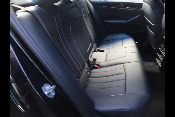 BMW 5 Serie Sedan 520i High Executive Luxury Line Automaat / Navigatiesysteem Professional / Comfortstoelen / Hifi / LED / Stoelverwarming / Head-Up Display / Neerklapbare Achterbank / Parkeersensoren voor+achter / Chrome Line