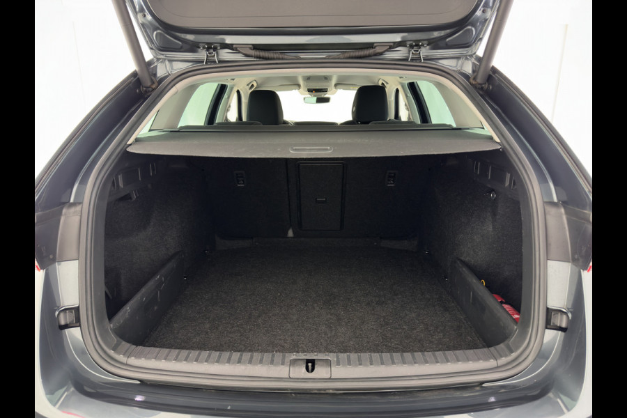 Škoda Octavia Combi 1.5 TSI First Edition (INCL.BTW) *FULL-LED | DIGI-COCKPIT | ADAPTIVE-CRUISE | LANE-ASSIST | HEATED-COMFORTSEATS | KEYLESS | AMBIENT-LIGHT | DAB+ | PRIVACY-GLASS | NAVI-FULLMAP | 18''ALU | TOWBAR*