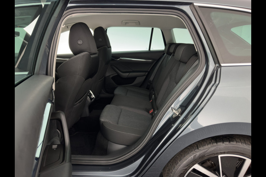 Škoda Octavia Combi 1.5 TSI First Edition (INCL.BTW) *FULL-LED | DIGI-COCKPIT | ADAPTIVE-CRUISE | LANE-ASSIST | HEATED-COMFORTSEATS | KEYLESS | AMBIENT-LIGHT | DAB+ | PRIVACY-GLASS | NAVI-FULLMAP | 18''ALU | TOWBAR*