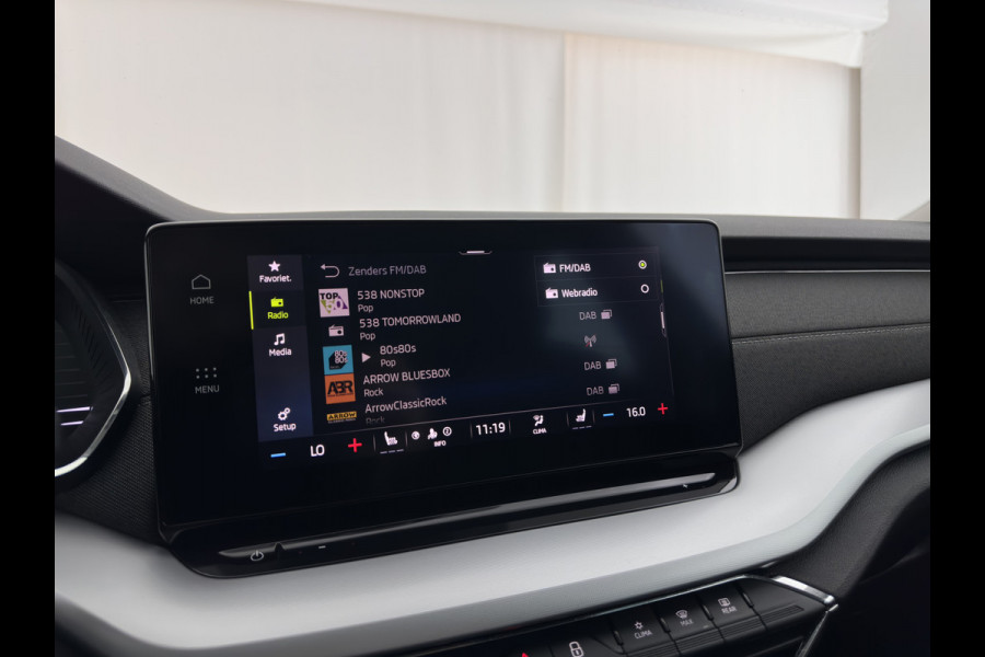 Škoda Octavia Combi 1.5 TSI First Edition (INCL.BTW) *FULL-LED | DIGI-COCKPIT | ADAPTIVE-CRUISE | LANE-ASSIST | HEATED-COMFORTSEATS | KEYLESS | AMBIENT-LIGHT | DAB+ | PRIVACY-GLASS | NAVI-FULLMAP | 18''ALU | TOWBAR*