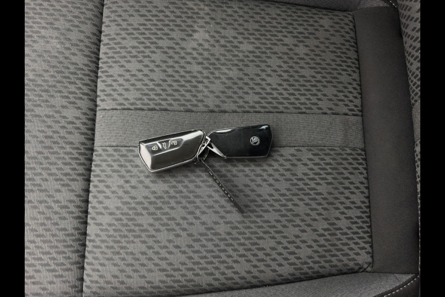 Škoda Octavia Combi 1.5 TSI First Edition (INCL.BTW) *FULL-LED | DIGI-COCKPIT | ADAPTIVE-CRUISE | LANE-ASSIST | HEATED-COMFORTSEATS | KEYLESS | AMBIENT-LIGHT | DAB+ | PRIVACY-GLASS | NAVI-FULLMAP | 18''ALU | TOWBAR*