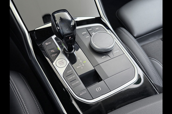 BMW 3-serie 320i 2.0T 184pk AUT-8 Navi-Pro Apple Carplay Android Bordherk. Sport Line Shadow-Line Sportstoel+ 1/2 Leer PDC-a+v Teleservice D HiFi+9speakers Drive-Assist LED Connected-Services LED Live Cockpit Pro Active guard DAB WiFi 1600kg trekvermogen