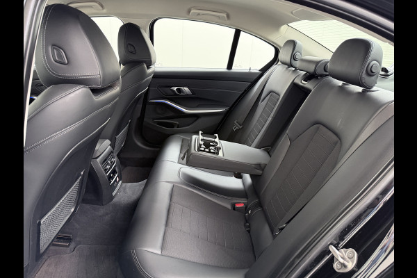 BMW 3-serie 320i 2.0T 184pk AUT-8 Navi-Pro Apple Carplay Android Bordherk. Sport Line Shadow-Line Sportstoel+ 1/2 Leer PDC-a+v Teleservice D HiFi+9speakers Drive-Assist LED Connected-Services LED Live Cockpit Pro Active guard DAB WiFi 1600kg trekvermogen