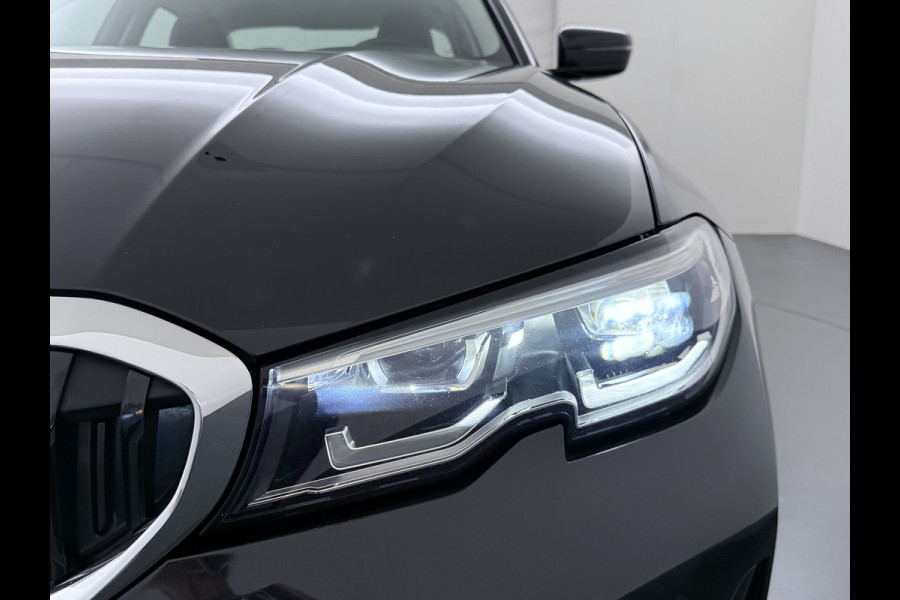 BMW 3-serie 320i 2.0T 184pk AUT-8 Navi-Pro Apple Carplay Android Bordherk. Sport Line Shadow-Line Sportstoel+ 1/2 Leer PDC-a+v Teleservice D HiFi+9speakers Drive-Assist LED Connected-Services LED Live Cockpit Pro Active guard DAB WiFi 1600kg trekvermogen