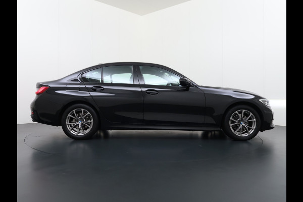 BMW 3-serie 320i 2.0T 184pk AUT-8 Navi-Pro Apple Carplay Android Bordherk. Sport Line Shadow-Line Sportstoel+ 1/2 Leer PDC-a+v Teleservice D HiFi+9speakers Drive-Assist LED Connected-Services LED Live Cockpit Pro Active guard DAB WiFi 1600kg trekvermogen