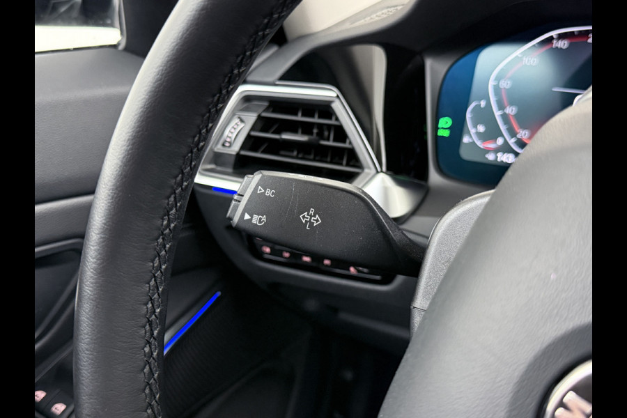 BMW 3-serie 320i 2.0T 184pk AUT-8 Navi-Pro Apple Carplay Android Bordherk. Sport Line Shadow-Line Sportstoel+ 1/2 Leer PDC-a+v Teleservice D HiFi+9speakers Drive-Assist LED Connected-Services LED Live Cockpit Pro Active guard DAB WiFi 1600kg trekvermogen