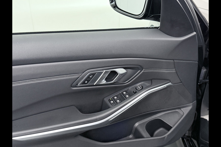 BMW 3-serie 320i 2.0T 184pk AUT-8 Navi-Pro Apple Carplay Android Bordherk. Sport Line Shadow-Line Sportstoel+ 1/2 Leer PDC-a+v Teleservice D HiFi+9speakers Drive-Assist LED Connected-Services LED Live Cockpit Pro Active guard DAB WiFi 1600kg trekvermogen