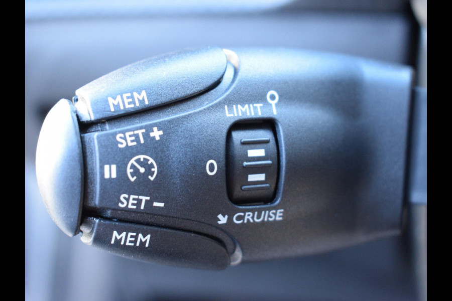 Peugeot 208 1.2 PureTech Allure Pack 100 PK | STOELVERWARMING | CLIMATE CONTROL | APPLE CARPLAY | PARKEERSENSOREN MET CAMERA | 14.486 KM