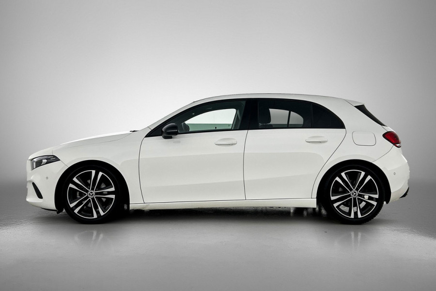 Mercedes-Benz A-Klasse 180 Business Solution AMG (PANORAMADAK, SFEERVERLICHTING, STOELVERWARMING, GOED ONDERHOUDEN)