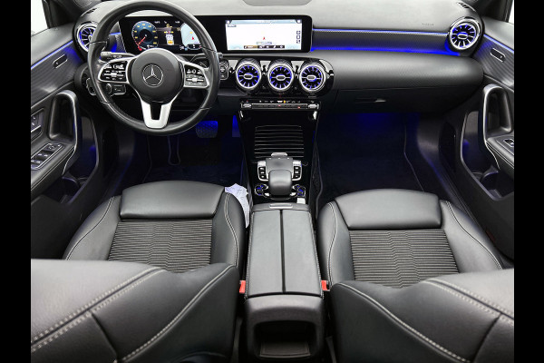 Mercedes-Benz A-Klasse 180 Business Solution AMG (PANORAMADAK, SFEERVERLICHTING, STOELVERWARMING, GOED ONDERHOUDEN)