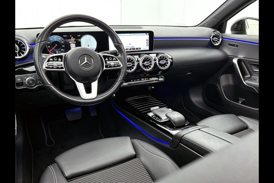 Mercedes-Benz A-Klasse 180 Business Solution AMG (PANORAMADAK, SFEERVERLICHTING, STOELVERWARMING, GOED ONDERHOUDEN)