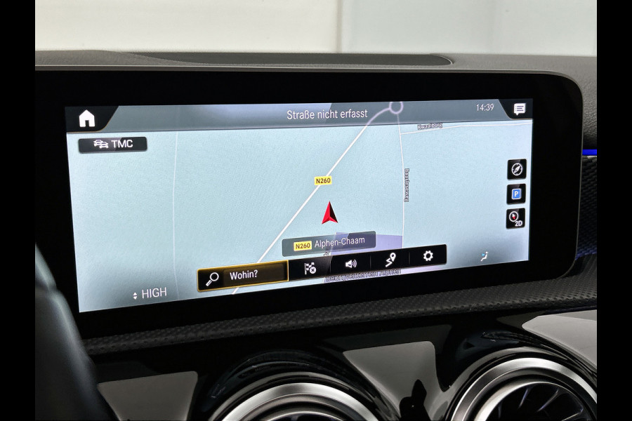 Mercedes-Benz A-Klasse 180 Business Solution AMG (PANORAMADAK, SFEERVERLICHTING, STOELVERWARMING, GOED ONDERHOUDEN)