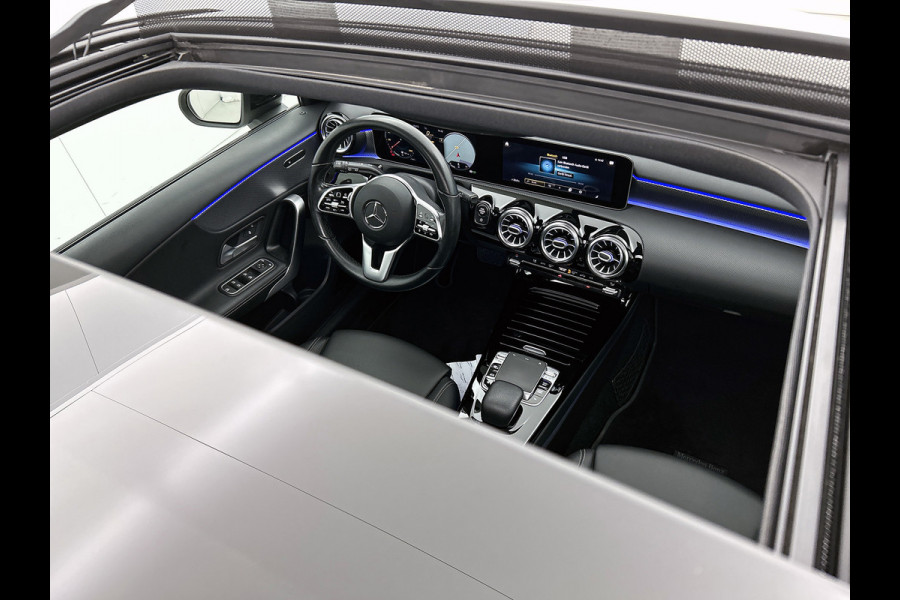 Mercedes-Benz A-Klasse 180 Business Solution AMG (PANORAMADAK, SFEERVERLICHTING, STOELVERWARMING, GOED ONDERHOUDEN)