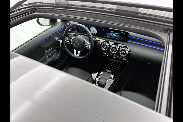 Mercedes-Benz A-Klasse 180 Business Solution AMG (PANORAMADAK, SFEERVERLICHTING, STOELVERWARMING, GOED ONDERHOUDEN)