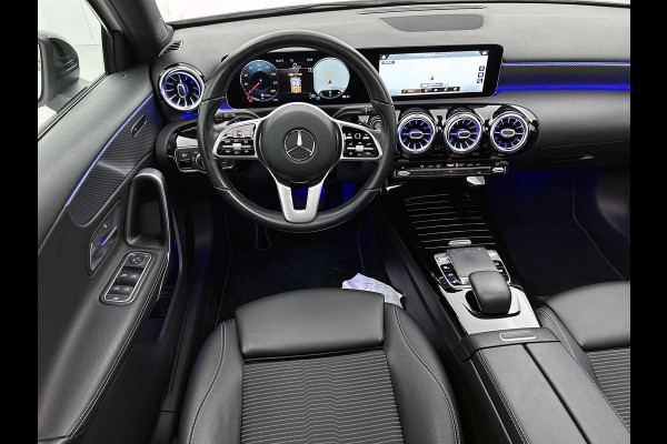 Mercedes-Benz A-Klasse 180 Business Solution AMG (PANORAMADAK, SFEERVERLICHTING, STOELVERWARMING, GOED ONDERHOUDEN)