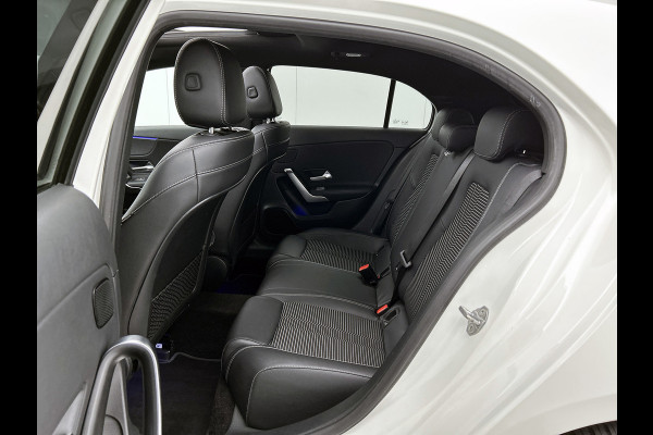 Mercedes-Benz A-Klasse 180 Business Solution AMG (PANORAMADAK, SFEERVERLICHTING, STOELVERWARMING, GOED ONDERHOUDEN)