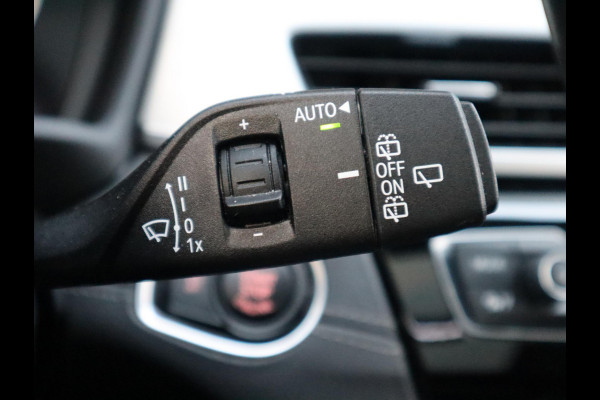 BMW X1 sDrive20i High Executive xLine Automaat / Navigatiesysteem Plus / Trekhaak / Panoramadak / Sportstoelen / Head-Up Display / Leder / Achteruitrijcamera / Stoelverwarming / DAB / 18 Inch
