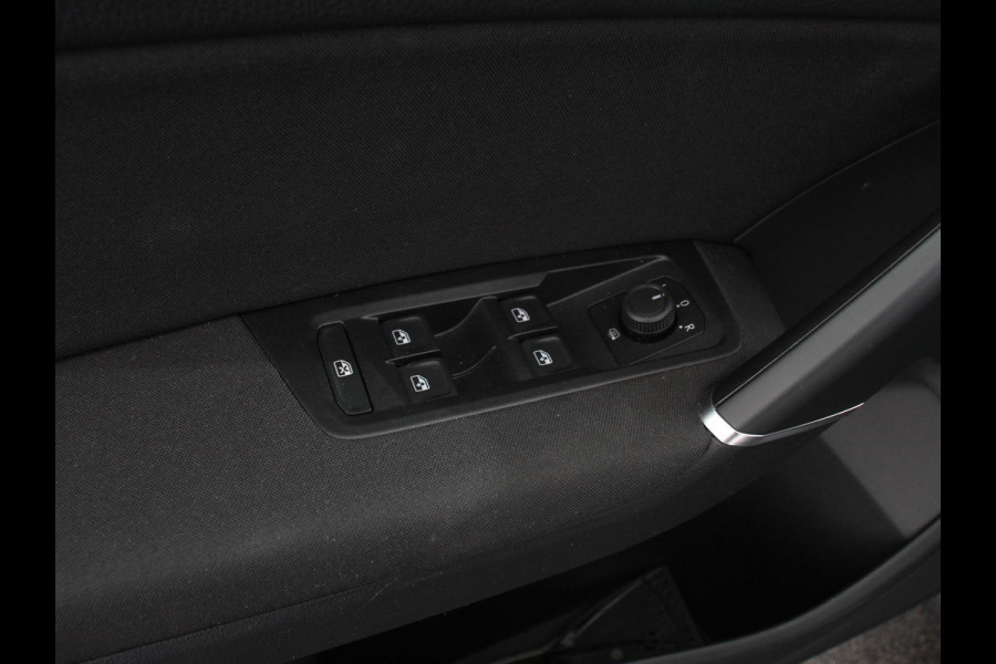 Volkswagen Touran 1.5 TSI DSG Comfortline 7p Navigatie Apple Carplay/Android Auto Parkeersensoren Adaptive Cruise Control Stoelverwarming Climate Control