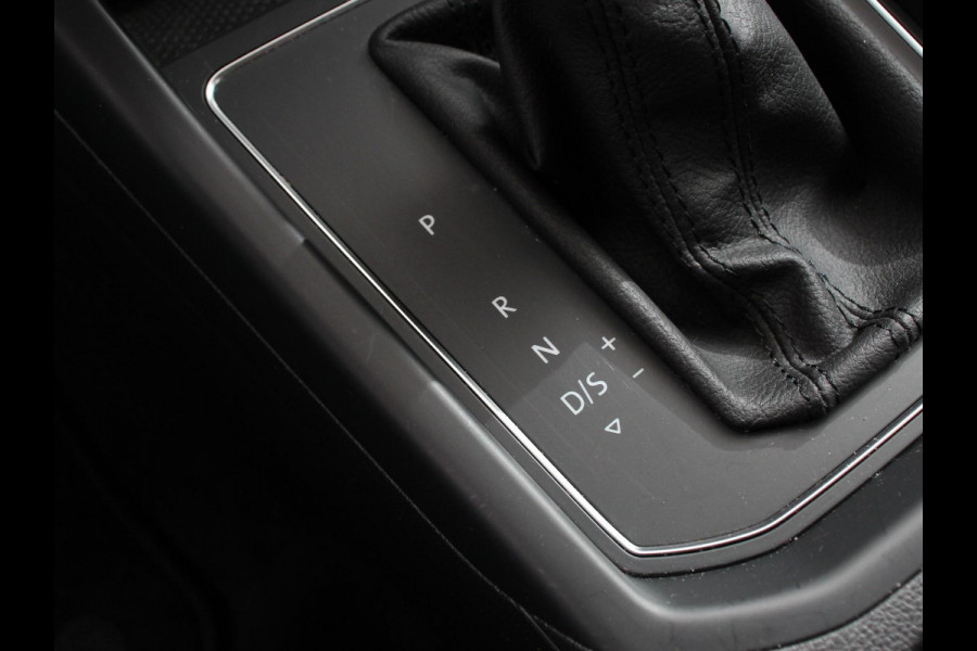 Volkswagen Touran 1.5 TSI DSG Comfortline 7p Navigatie Apple Carplay/Android Auto Parkeersensoren Adaptive Cruise Control Stoelverwarming Climate Control