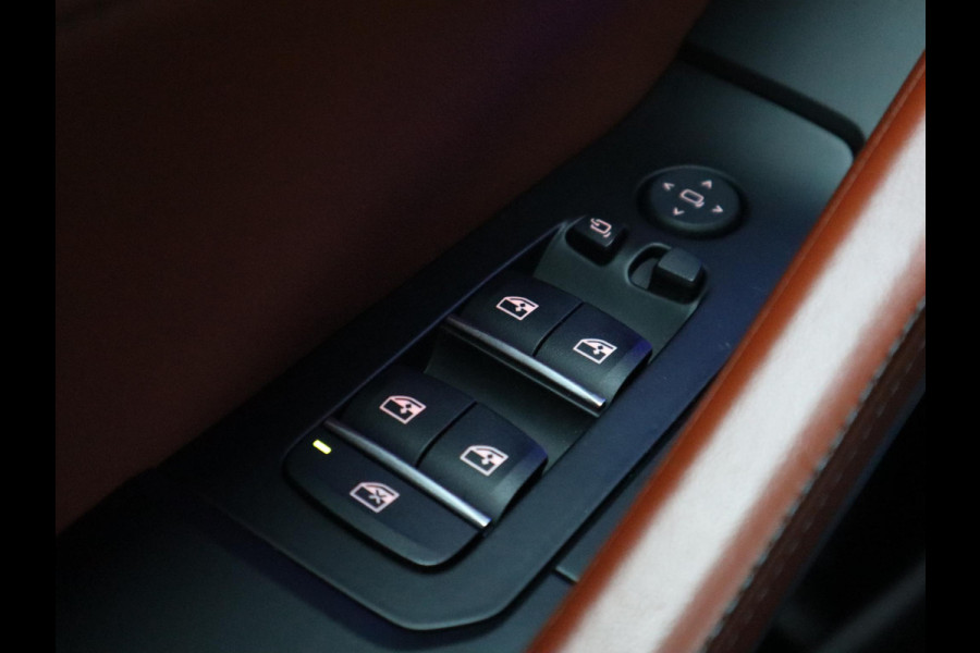 BMW X6 xDrive40i High Executive M Sport Pakket Automaat / Live Cockpit Professional / Panoramadak / Trekhaak / Bowers & Wilkins / Integrale Actieve Besturing / M Sportremsysteem / Driving Assistant Professional / Laserlicht / Iconic Glow / Comfortstoelen met massage  / 22 Inch/