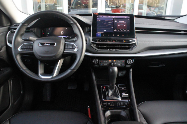Jeep Compass 4xe 240PK Plug-in Hybrid ELECTRIC S | PANORAMSICH SCHUIF/KANTEL DAK | STOEL/STUUR VERWARMING | ALL SEASON BANDEN | 19" LICHTMETALEN VELGEN "GLOSSY BLACK" | ELEKTRISCH BEDIENBARE BESTUURDERSSTOEL | LEDEREN BEKLEDING | ADAPTIVE CRUISE CONTROL | NAVIGATIE | DRAADLOZE APPLE CARPLAY/ANDROID AUTO | DRAADLOZE TELEFOONLADER | DAB+ RADIO | ELEKTRISCH BEDIENBARE ACHTERKLEP | ACHTERUITRIJ CAMERA | KEYLESS ENTRY/START |