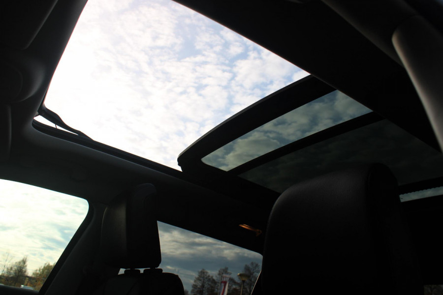 Jeep Compass 4xe 240PK Plug-in Hybrid ELECTRIC S | PANORAMSICH SCHUIF/KANTEL DAK | STOEL/STUUR VERWARMING | ALL SEASON BANDEN | 19" LICHTMETALEN VELGEN "GLOSSY BLACK" | ELEKTRISCH BEDIENBARE BESTUURDERSSTOEL | LEDEREN BEKLEDING | ADAPTIVE CRUISE CONTROL | NAVIGATIE | DRAADLOZE APPLE CARPLAY/ANDROID AUTO | DRAADLOZE TELEFOONLADER | DAB+ RADIO | ELEKTRISCH BEDIENBARE ACHTERKLEP | ACHTERUITRIJ CAMERA | KEYLESS ENTRY/START |