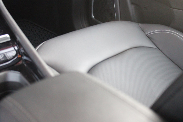 Jeep Compass 4xe 240PK Plug-in Hybrid ELECTRIC S | PANORAMSICH SCHUIF/KANTEL DAK | STOEL/STUUR VERWARMING | ALL SEASON BANDEN | 19" LICHTMETALEN VELGEN "GLOSSY BLACK" | ELEKTRISCH BEDIENBARE BESTUURDERSSTOEL | LEDEREN BEKLEDING | ADAPTIVE CRUISE CONTROL | NAVIGATIE | DRAADLOZE APPLE CARPLAY/ANDROID AUTO | DRAADLOZE TELEFOONLADER | DAB+ RADIO | ELEKTRISCH BEDIENBARE ACHTERKLEP | ACHTERUITRIJ CAMERA | KEYLESS ENTRY/START |