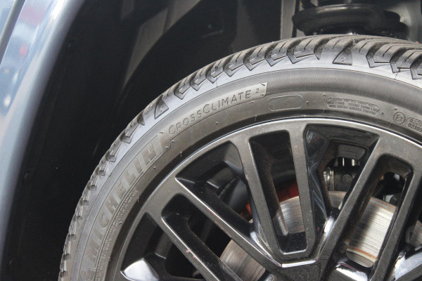 Jeep Compass 4xe 240PK Plug-in Hybrid ELECTRIC S | PANORAMSICH SCHUIF/KANTEL DAK | STOEL/STUUR VERWARMING | ALL SEASON BANDEN | 19" LICHTMETALEN VELGEN "GLOSSY BLACK" | ELEKTRISCH BEDIENBARE BESTUURDERSSTOEL | LEDEREN BEKLEDING | ADAPTIVE CRUISE CONTROL | NAVIGATIE | DRAADLOZE APPLE CARPLAY/ANDROID AUTO | DRAADLOZE TELEFOONLADER | DAB+ RADIO | ELEKTRISCH BEDIENBARE ACHTERKLEP | ACHTERUITRIJ CAMERA | KEYLESS ENTRY/START |