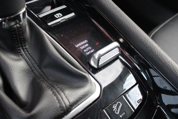 Jeep Compass 4xe 240PK Plug-in Hybrid ELECTRIC S | PANORAMSICH SCHUIF/KANTEL DAK | STOEL/STUUR VERWARMING | ALL SEASON BANDEN | 19" LICHTMETALEN VELGEN "GLOSSY BLACK" | ELEKTRISCH BEDIENBARE BESTUURDERSSTOEL | LEDEREN BEKLEDING | ADAPTIVE CRUISE CONTROL | NAVIGATIE | DRAADLOZE APPLE CARPLAY/ANDROID AUTO | DRAADLOZE TELEFOONLADER | DAB+ RADIO | ELEKTRISCH BEDIENBARE ACHTERKLEP | ACHTERUITRIJ CAMERA | KEYLESS ENTRY/START |