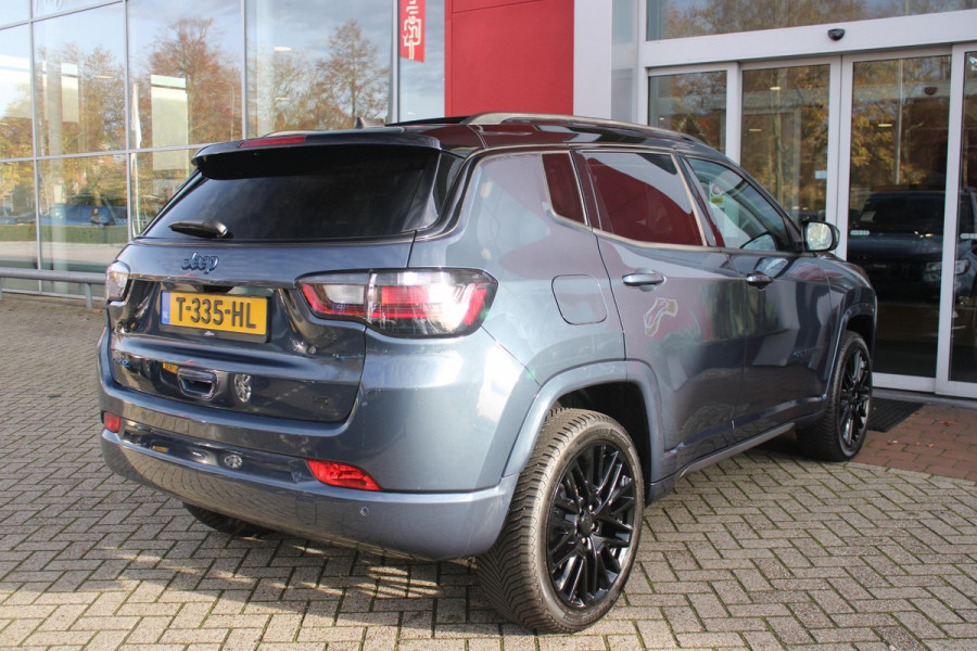 Jeep Compass 4xe 240PK Plug-in Hybrid ELECTRIC S | PANORAMSICH SCHUIF/KANTEL DAK | STOEL/STUUR VERWARMING | ALL SEASON BANDEN | 19" LICHTMETALEN VELGEN "GLOSSY BLACK" | ELEKTRISCH BEDIENBARE BESTUURDERSSTOEL | LEDEREN BEKLEDING | ADAPTIVE CRUISE CONTROL | NAVIGATIE | DRAADLOZE APPLE CARPLAY/ANDROID AUTO | DRAADLOZE TELEFOONLADER | DAB+ RADIO | ELEKTRISCH BEDIENBARE ACHTERKLEP | ACHTERUITRIJ CAMERA | KEYLESS ENTRY/START |